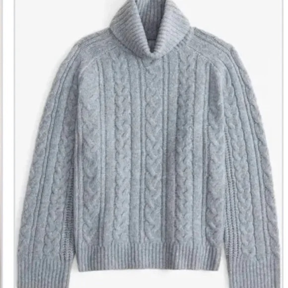 Abercrombie & Fitch Gray Cable Knit Sweater Never Worn - Picture 3 of 4